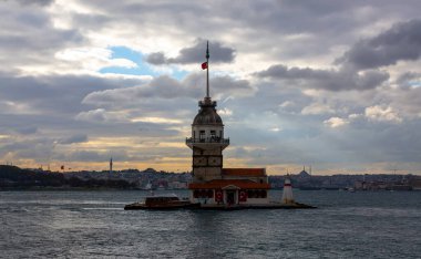 İstanbul, Türkiye 'nin sembolü Leander' s Tower olarak da bilinen ünlü Maiden 's Tower (Kiz Kulesi) ile Boğaz' ın üzerinde kızgın bir günbatımı. Duvar kağıdı veya rehber kitap için sahne yolculuğu arkaplanı