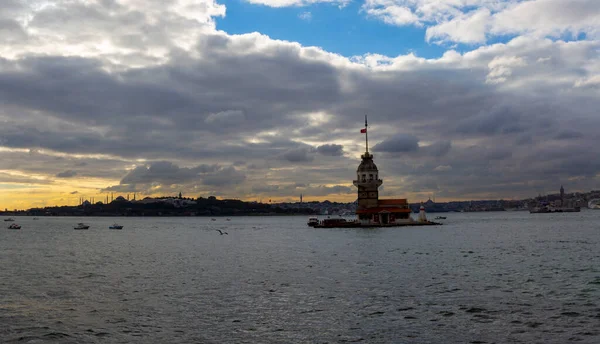 Tüzes Naplemente Bosphorus Felett Híres Maiden Tower Kiz Kulesi Néven — Stock Fotó