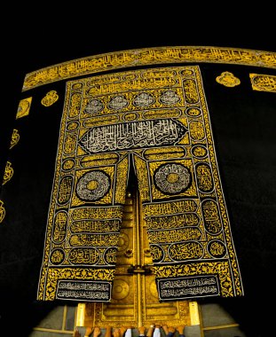MECCA, SAUDI ARABIA - Kabe 'nin kapısı Grant Kutsal Camii' nde Multazam olarak adlandırıldı. Dünyanın dört bir yanından Müslüman hacılar Umrah veya Hac 'ı kutsal camide icra etmek için bir araya geldiler.
