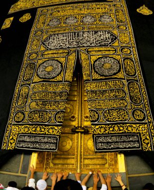 MECCA, SAUDI ARABIA - Kabe 'nin kapısı Grant Kutsal Camii' nde Multazam olarak adlandırıldı. Dünyanın dört bir yanından Müslüman hacılar Umrah veya Hac 'ı kutsal camide icra etmek için bir araya geldiler.