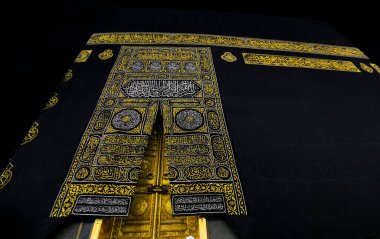 MECCA, SAUDI ARABIA - Kabe 'nin kapısı Grant Kutsal Camii' nde Multazam olarak adlandırıldı. Dünyanın dört bir yanından Müslüman hacılar Umrah veya Hac 'ı kutsal camide icra etmek için bir araya geldiler.