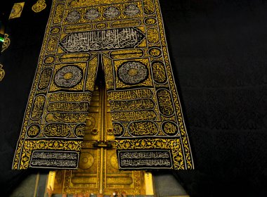 MECCA, SAUDI ARABIA - Kabe 'nin kapısı Grant Kutsal Camii' nde Multazam olarak adlandırıldı. Dünyanın dört bir yanından Müslüman hacılar Umrah veya Hac 'ı kutsal camide icra etmek için bir araya geldiler.