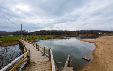 Deniz kenarındaki büyük kayalar uzun pozlama tekniğiyle açıktır.