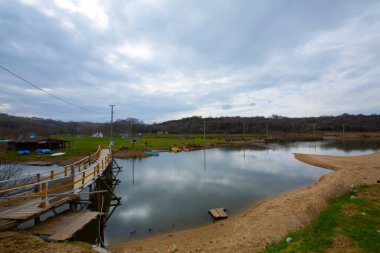 Deniz kenarındaki büyük kayalar uzun pozlama tekniğiyle açıktır.