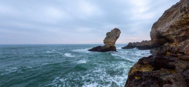 Deniz kenarındaki büyük kayalar uzun pozlama tekniğiyle açıktır.