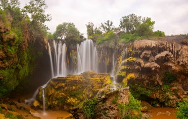 Yerkopru Şelalesi ve Göksu Nehri üzerindeki kanyon, Türkiye 'nin Doğu Akdeniz bölgesinde Konya ilinin Hadim ilçesinde yer almaktadır. Şelale doğa harikası. Nehir manzarası. kamp