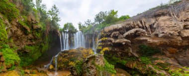 Yerkopru Şelalesi ve Göksu Nehri üzerindeki kanyon, Türkiye 'nin Doğu Akdeniz bölgesinde Konya ilinin Hadim ilçesinde yer almaktadır. Şelale doğa harikası. Nehir manzarası. kamp