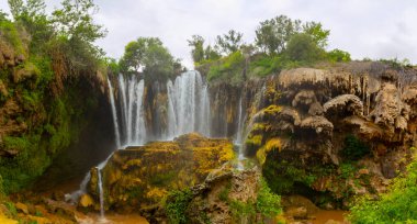 Yerkopru Şelalesi ve Göksu Nehri üzerindeki kanyon, Türkiye 'nin Doğu Akdeniz bölgesinde Konya ilinin Hadim ilçesinde yer almaktadır. Şelale doğa harikası. Nehir manzarası. kamp