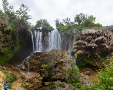 Yerkopru Şelalesi ve Göksu Nehri üzerindeki kanyon, Türkiye 'nin Doğu Akdeniz bölgesinde Konya ilinin Hadim ilçesinde yer almaktadır. Şelale doğa harikası. Nehir manzarası. kamp