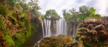 Yerkopru Şelalesi ve Göksu Nehri üzerindeki kanyon, Türkiye 'nin Doğu Akdeniz bölgesinde Konya ilinin Hadim ilçesinde yer almaktadır. Şelale doğa harikası. Nehir manzarası. kamp