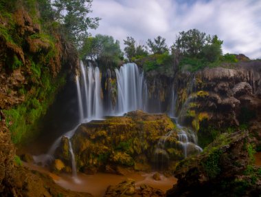 Yerkopru Şelalesi ve Göksu Nehri üzerindeki kanyon, Türkiye 'nin Doğu Akdeniz bölgesinde Konya ilinin Hadim ilçesinde yer almaktadır. Şelale doğa harikası. Nehir manzarası. kamp