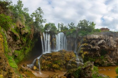Yerkopru Şelalesi ve Göksu Nehri üzerindeki kanyon, Türkiye 'nin Doğu Akdeniz bölgesinde Konya ilinin Hadim ilçesinde yer almaktadır. Şelale doğa harikası. Nehir manzarası. kamp