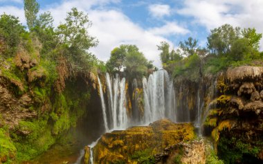 Yerkopru Şelalesi ve Göksu Nehri üzerindeki kanyon, Türkiye 'nin Doğu Akdeniz bölgesinde Konya ilinin Hadim ilçesinde yer almaktadır. Şelale doğa harikası. Nehir manzarası. kamp