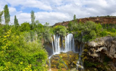 Yerkopru Şelalesi ve Göksu Nehri üzerindeki kanyon, Türkiye 'nin Doğu Akdeniz bölgesinde Konya ilinin Hadim ilçesinde yer almaktadır. Şelale doğa harikası. Nehir manzarası. kamp