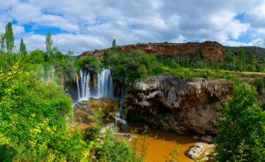 Yerkopru Şelalesi ve Göksu Nehri üzerindeki kanyon, Türkiye 'nin Doğu Akdeniz bölgesinde Konya ilinin Hadim ilçesinde yer almaktadır. Şelale doğa harikası. Nehir manzarası. kamp