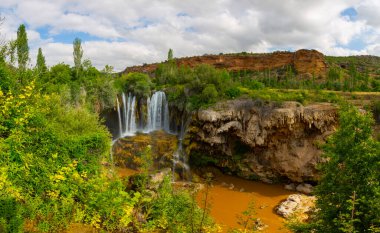 Yerkopru Şelalesi ve Göksu Nehri üzerindeki kanyon, Türkiye 'nin Doğu Akdeniz bölgesinde Konya ilinin Hadim ilçesinde yer almaktadır. Şelale doğa harikası. Nehir manzarası. kamp