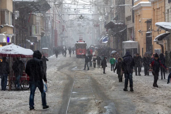 Gente Caminando Calle Istiklal Bajo Nieve Mismo Tiempo Tranvía Rojo —  Fotos de Stock