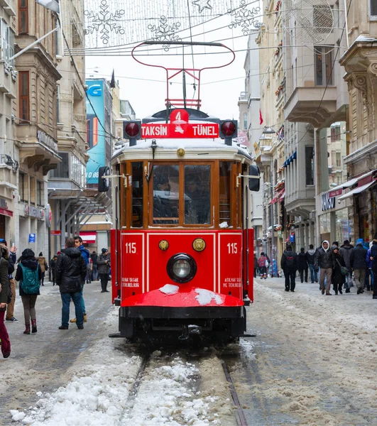 Ludzie Spacerujący Istiklal Street Pod Śniegiem Jednocześnie Historyczny Czerwony Tramwaj — Zdjęcie stockowe