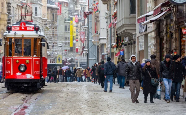 Ludzie Spacerujący Istiklal Street Pod Śniegiem Jednocześnie Historyczny Czerwony Tramwaj — Zdjęcie stockowe
