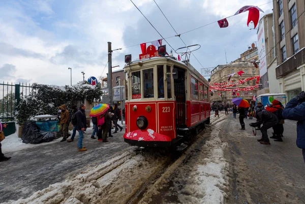 Ludzie Spacerujący Istiklal Street Pod Śniegiem Jednocześnie Historyczny Czerwony Tramwaj — Zdjęcie stockowe