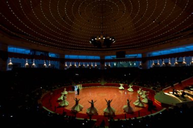 Sufi dönüşü, Sufisa 'da ortaya çıkan bir tür Sama ya da fiziksel olarak aktif meditasyondur. Yüksek ISO bulanıklığı meydana gelmiş olabilir.