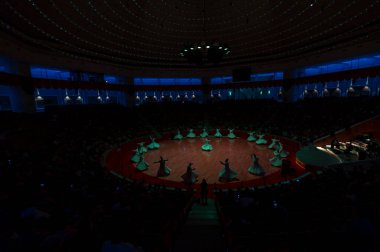 Sufi dönüşü, Sufisa 'da ortaya çıkan bir tür Sama ya da fiziksel olarak aktif meditasyondur. Yüksek ISO bulanıklığı meydana gelmiş olabilir.