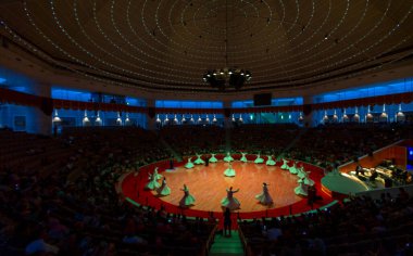 Sufi dönüşü, Sufisa 'da ortaya çıkan bir tür Sama ya da fiziksel olarak aktif meditasyondur. Yüksek ISO bulanıklığı meydana gelmiş olabilir.