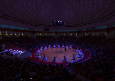 Sufi dönüşü, Sufisa 'da ortaya çıkan bir tür Sama ya da fiziksel olarak aktif meditasyondur. Yüksek ISO bulanıklığı meydana gelmiş olabilir.