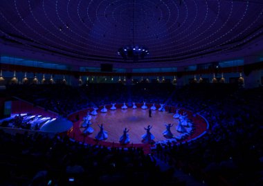 Sufi dönüşü, Sufisa 'da ortaya çıkan bir tür Sama ya da fiziksel olarak aktif meditasyondur. Yüksek ISO bulanıklığı meydana gelmiş olabilir.