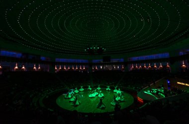 Sufi dönüşü, Sufisa 'da ortaya çıkan bir tür Sama ya da fiziksel olarak aktif meditasyondur. Yüksek ISO bulanıklığı meydana gelmiş olabilir.