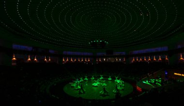 Sufi dönüşü, Sufisa 'da ortaya çıkan bir tür Sama ya da fiziksel olarak aktif meditasyondur. Yüksek ISO bulanıklığı meydana gelmiş olabilir.