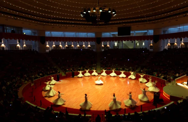 Sufi dönüşü, Sufisa 'da ortaya çıkan bir tür Sama ya da fiziksel olarak aktif meditasyondur. Yüksek ISO bulanıklığı meydana gelmiş olabilir.