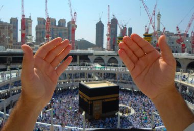 Müslümanlar kutsal Kabe 'de elleri açık dua ediyorlar.