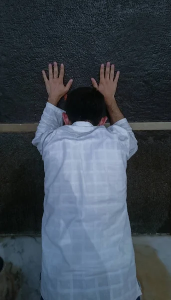 Μουσουλμάνοι Προσεύχονται Ανοιχτά Χέρια Στον Ιερό Τόπο Κάαμπα — Φωτογραφία Αρχείου