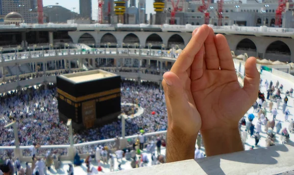 Muçulmanos Orando Mãos Abertas Lugar Santo Kaaba — Fotografia de Stock