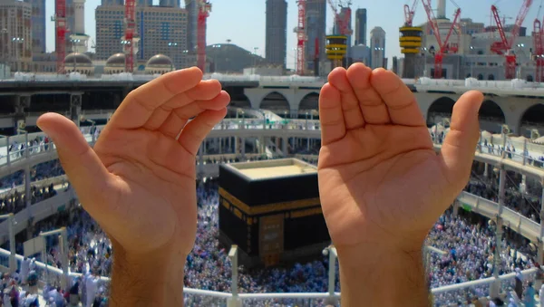 Muçulmanos Orando Mãos Abertas Lugar Santo Kaaba — Fotografia de Stock