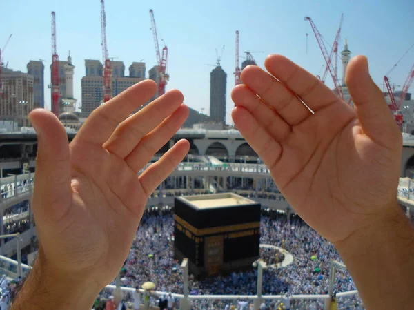 Muçulmanos Orando Mãos Abertas Lugar Santo Kaaba — Fotografia de Stock