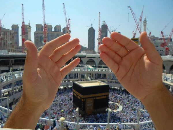 Muçulmanos Orando Mãos Abertas Lugar Santo Kaaba — Fotografia de Stock