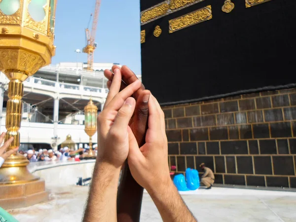 Musulmans Priant Les Mains Ouvertes Dans Lieu Saint Kaaba — Photo