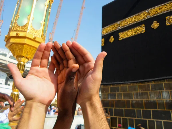 Musulmans Priant Les Mains Ouvertes Dans Lieu Saint Kaaba — Photo