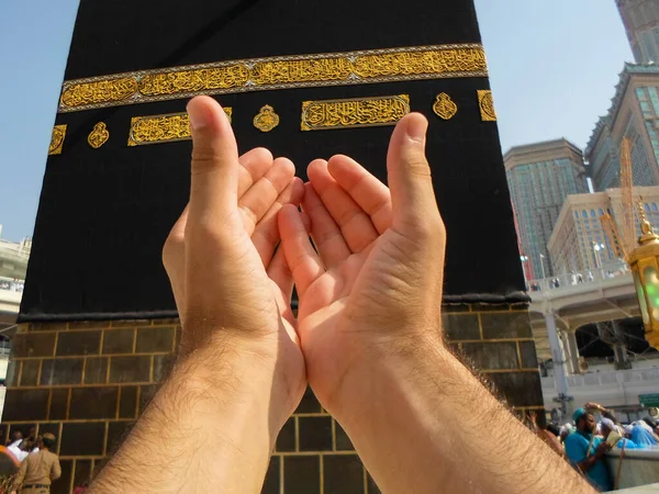 Muçulmanos Orando Mãos Abertas Lugar Santo Kaaba — Fotografia de Stock