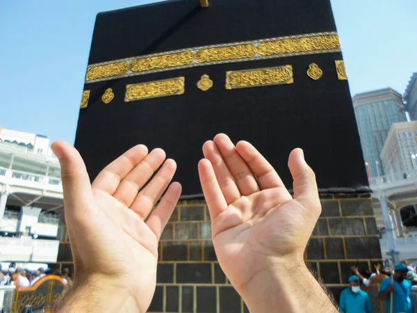 Muçulmanos Orando Mãos Abertas Lugar Santo Kaaba — Fotografia de Stock