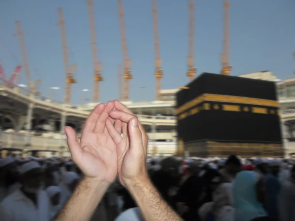 聖地で両手を広げて祈るイスラム教徒 Kaaba — ストック写真