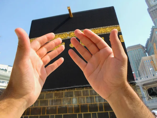 Muçulmanos Orando Mãos Abertas Lugar Santo Kaaba — Fotografia de Stock