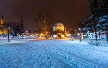 Kış günü İstanbul, Türkiye 'de kar yağan mavi cami (Sultanahmet Camii). Yerel halk Türkiye 'nin simgelerinde yürüyor.