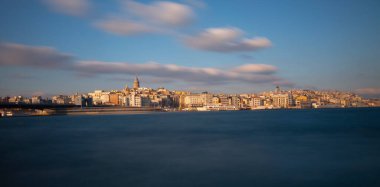 Eminonu altın boynuzu, Beyoğlu Karaköy manzarası ve Galata Kulesi 'nden İstanbul akşam manzarası