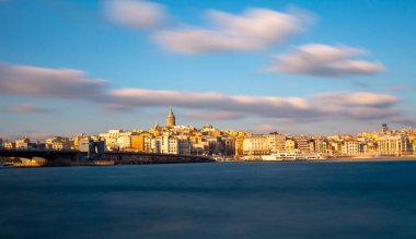 Eminonu altın boynuzu, Beyoğlu Karaköy manzarası ve Galata Kulesi 'nden İstanbul akşam manzarası