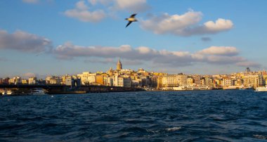 Eminonu altın boynuzu, Beyoğlu Karaköy manzarası ve Galata Kulesi 'nden İstanbul akşam manzarası