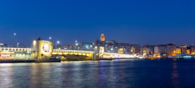Eminonu altın boynuzu, Beyoğlu Karaköy manzarası ve Galata Kulesi 'nden İstanbul akşam manzarası