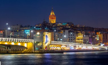 Eminonu altın boynuzu, Beyoğlu Karaköy manzarası ve Galata Kulesi 'nden İstanbul akşam manzarası